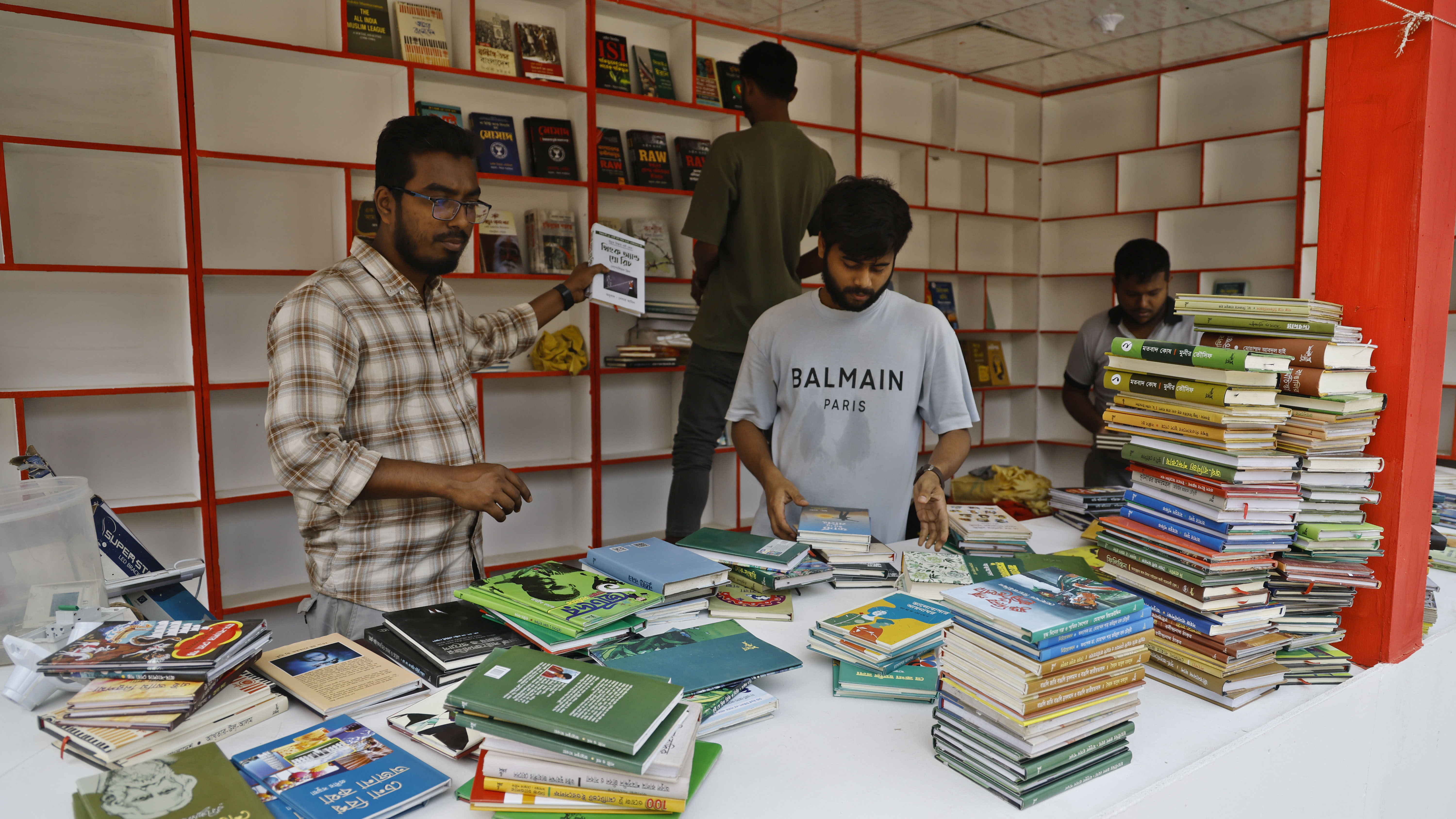কিছু স্টল সাজানো হচ্ছে নানা রকম বই দিয়ে