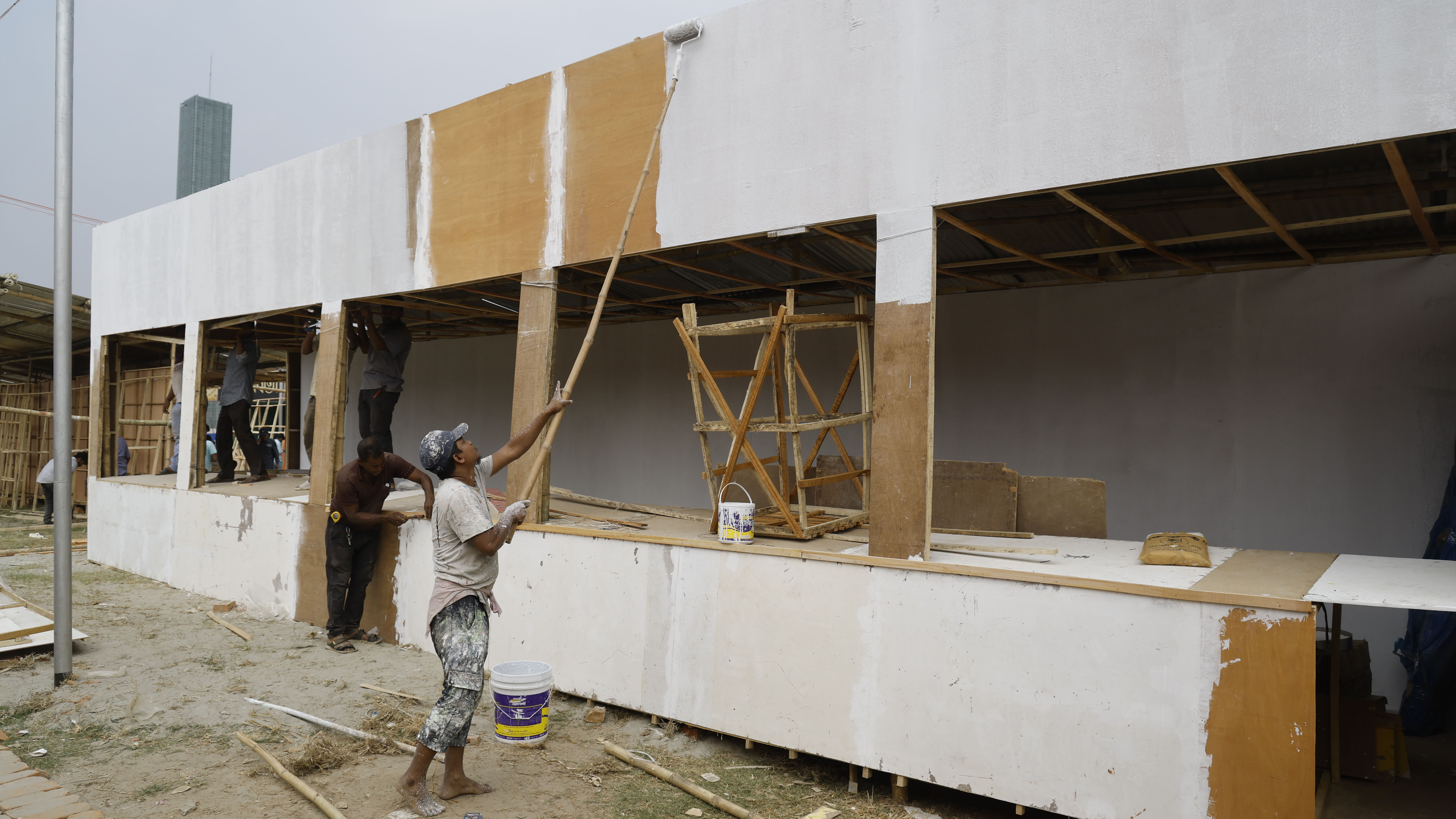 অনেকে এখনও স্টলে রং করার কাজ করছেন