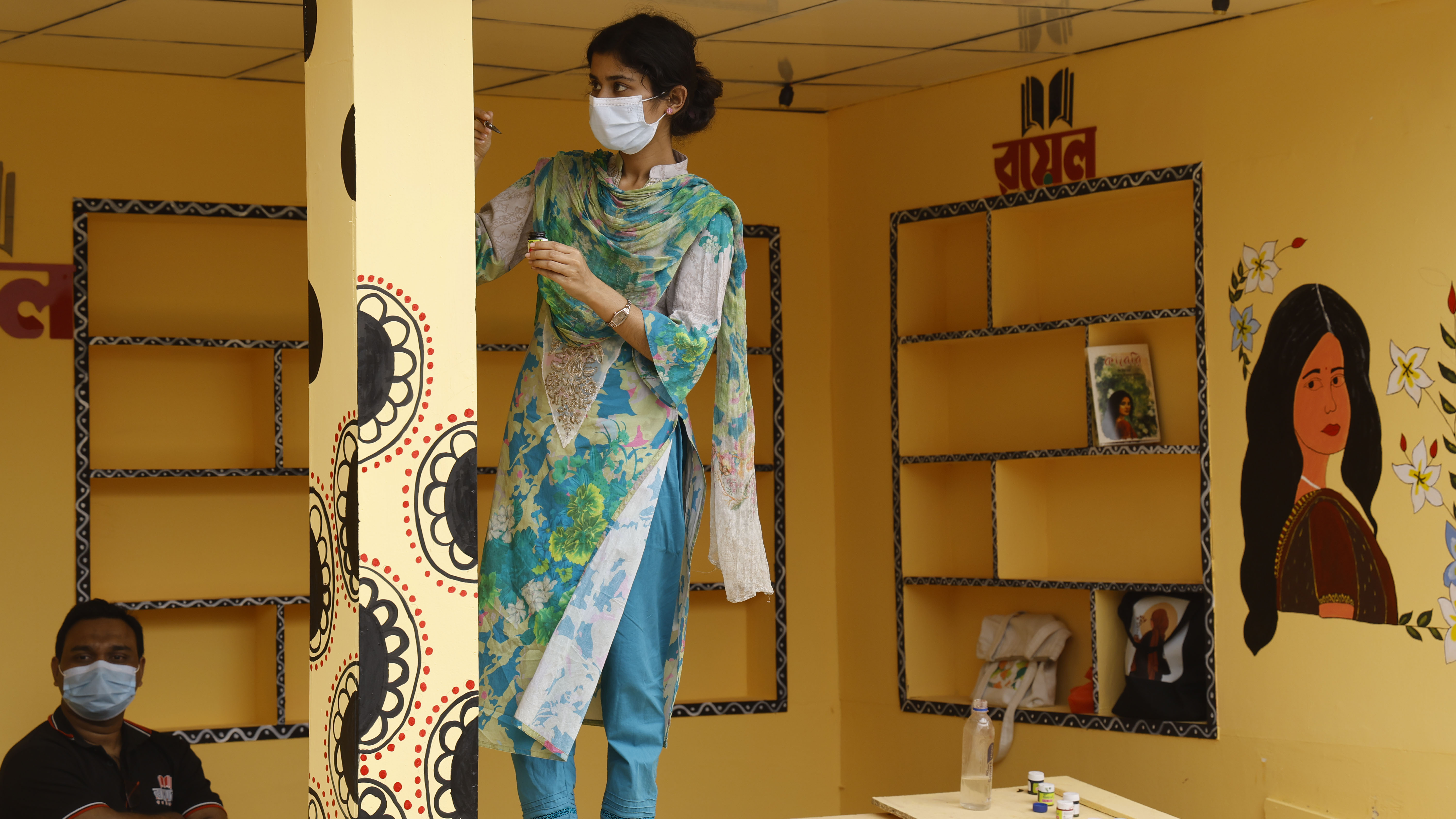 নিজেদের স্টল নিজেই বিভিন্ন কারুকার্য করে সাজাচ্ছেন