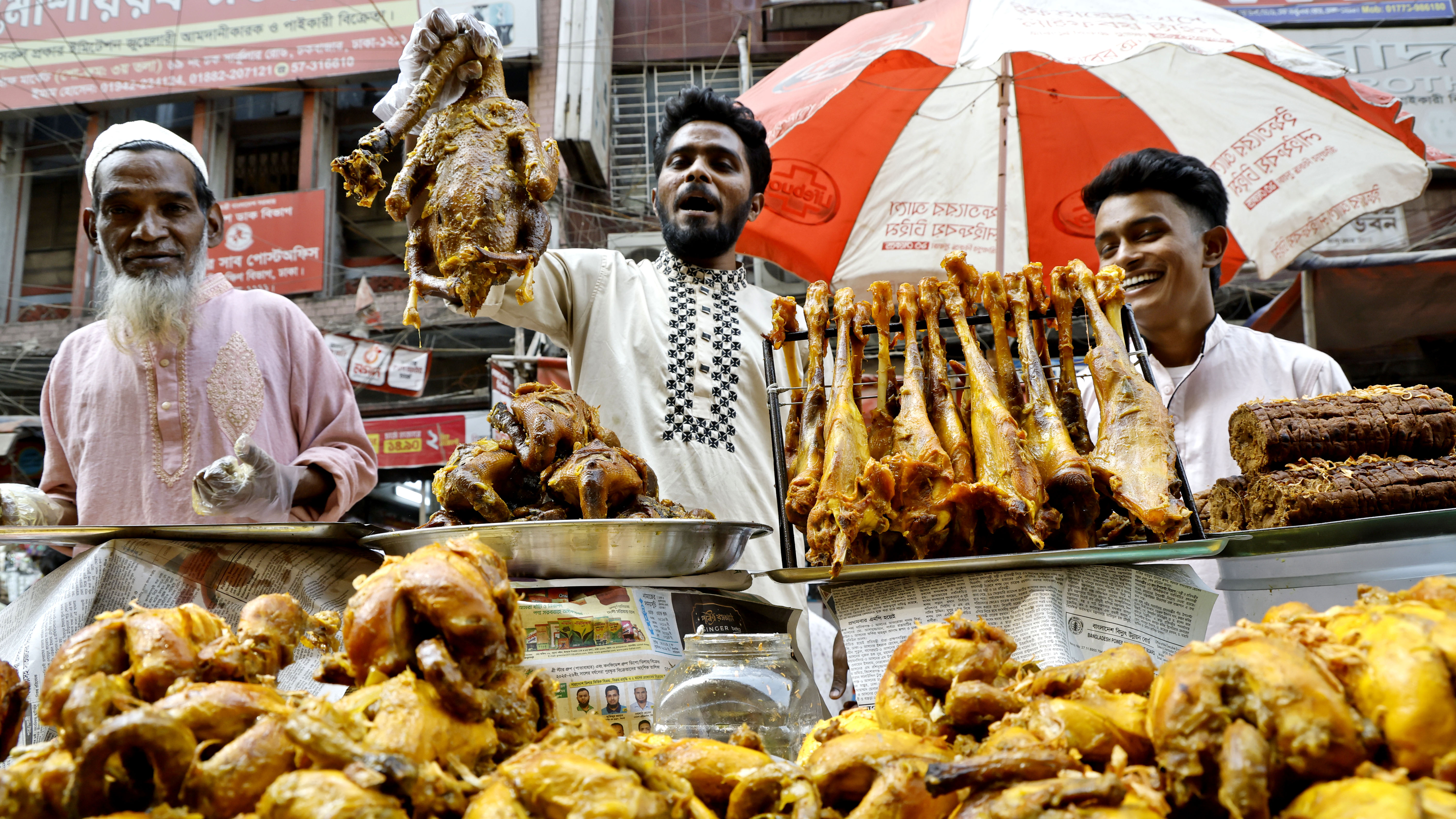 বিভিন্ন রকমের রোস্ট কিনতে হাকডাক দেন বিক্রেতা