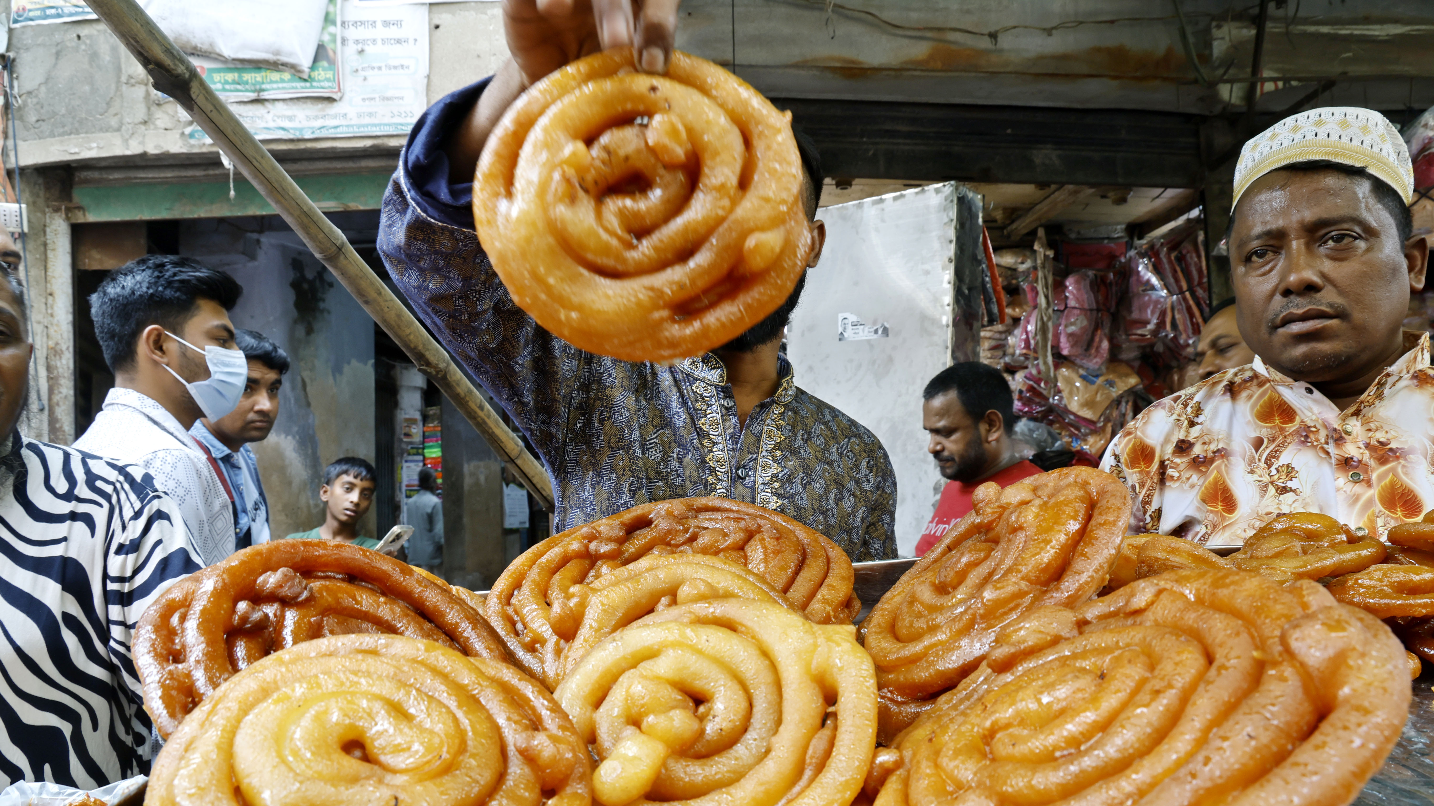 ঐতিহ্যবাহী বোম্বাই জিলাপি বিক্রি হচ্ছে ৩০০ টাকা কেজি