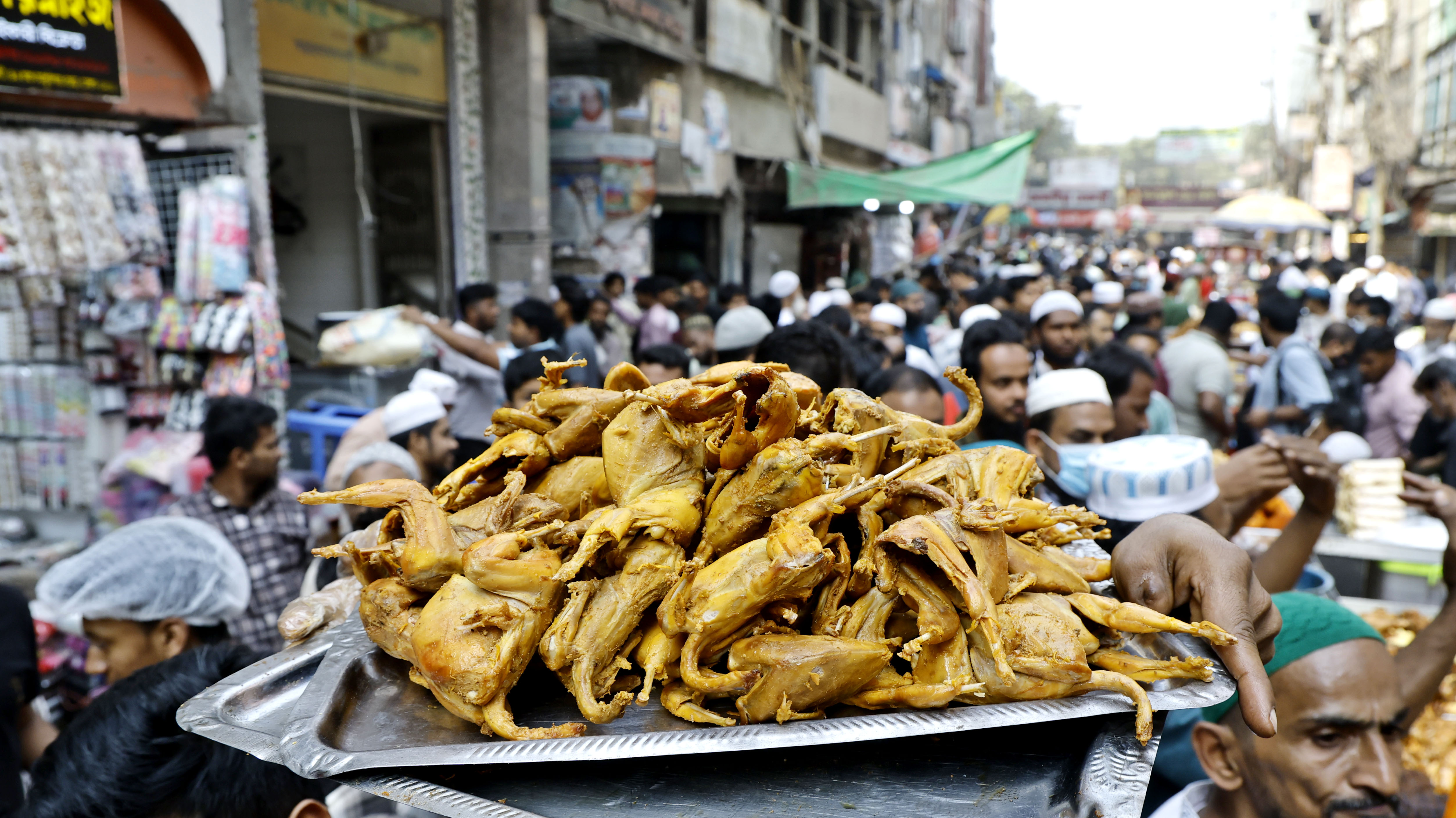 ক্রেতাদের বিশেষ আকর্ষন থাকে কবুতরের রোস্টে