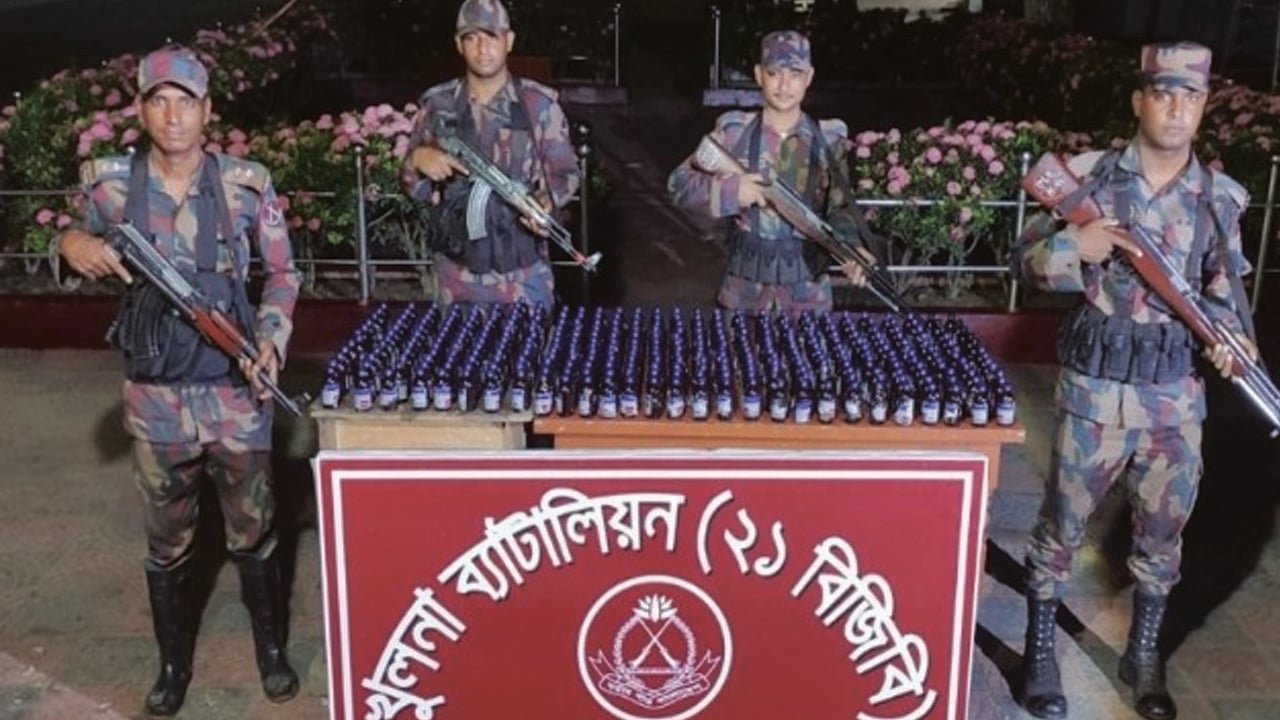 বেনাপোল সীমান্তে ৩৩৭ বোতল ‘এস্কাফ’ সিরাপ জব্দ