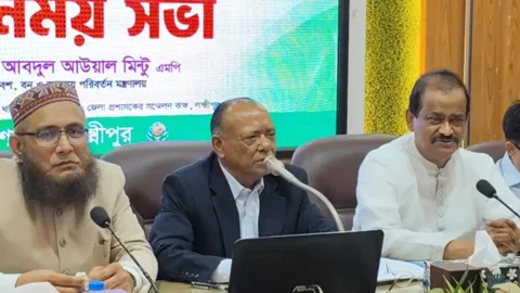 সরকারি চাকরিজীবীদের কাজ হলো কিছু চুরি, কিছু কাজ করা: পরিবেশমন্ত্রী