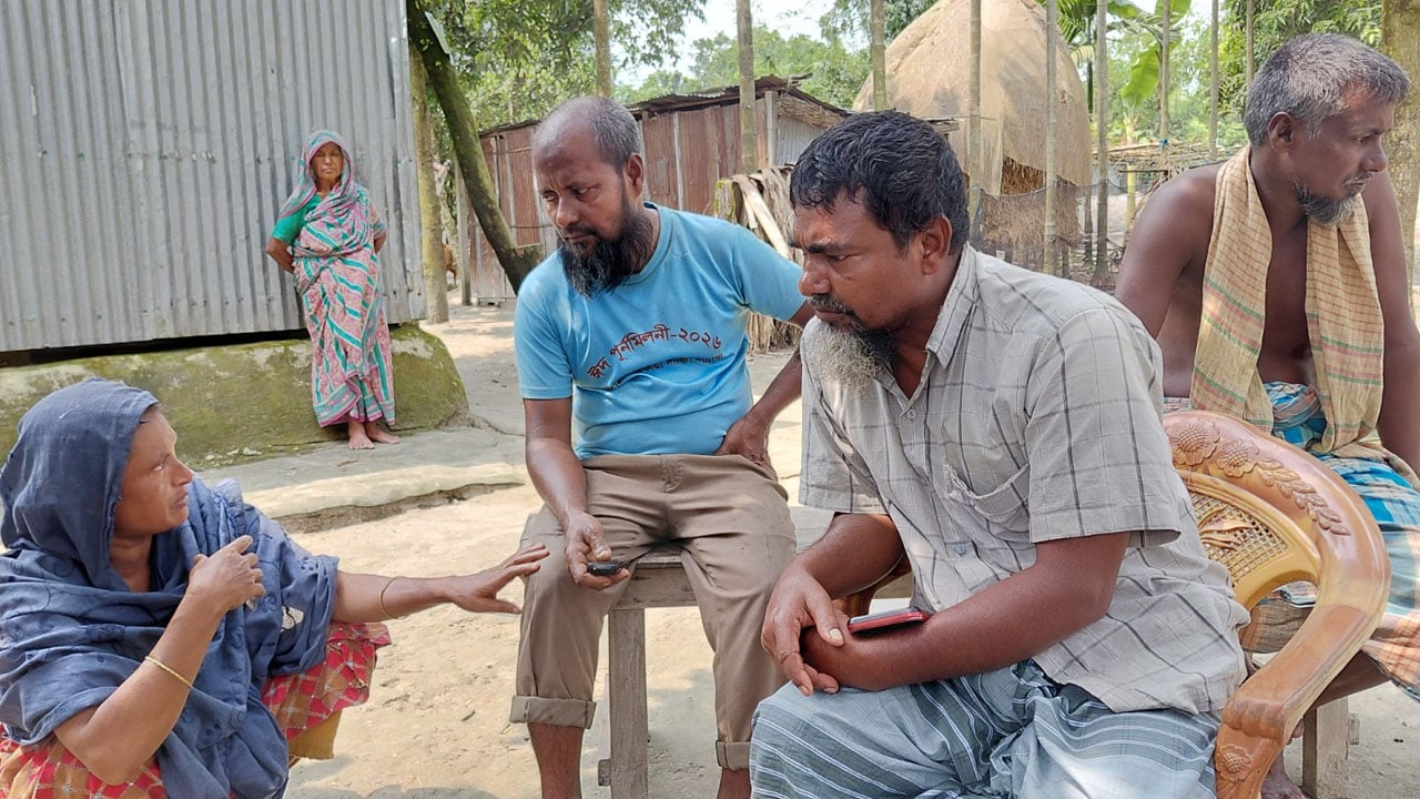গ্রেপ্তারের ভয়ে আতঙ্কে গ্রামবাসী। ছবি: সিজেডএন টোয়েন্টিফোর