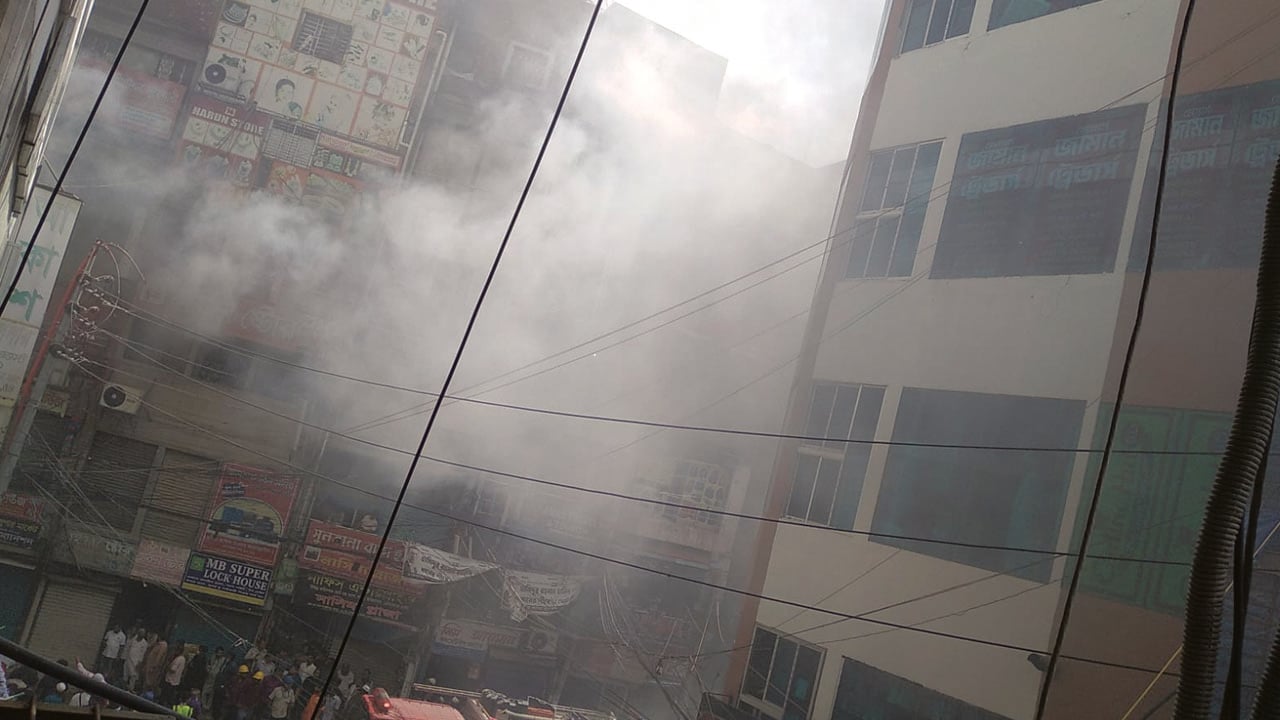 রাজধানীর চকবাজারের মার্কেটে আগুন