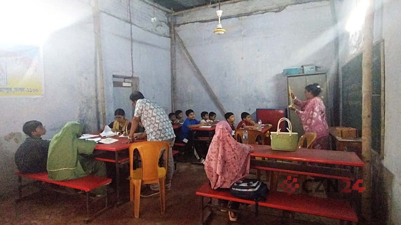 এক কক্ষে চলছে ছয় শ্রেণির পাঠদান