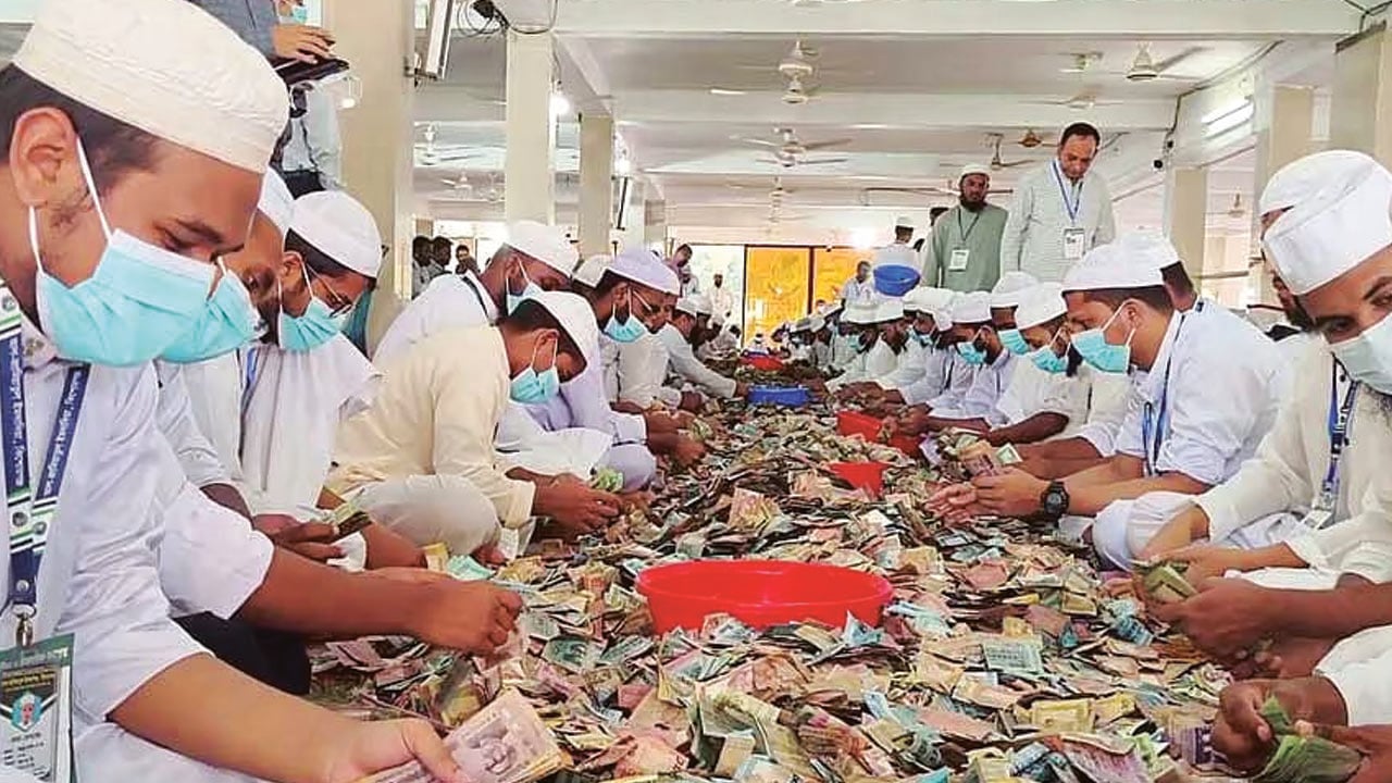 পাগলা মসজিদের দানবাক্সে মিলেছে ৪৩ বস্তা টাকা