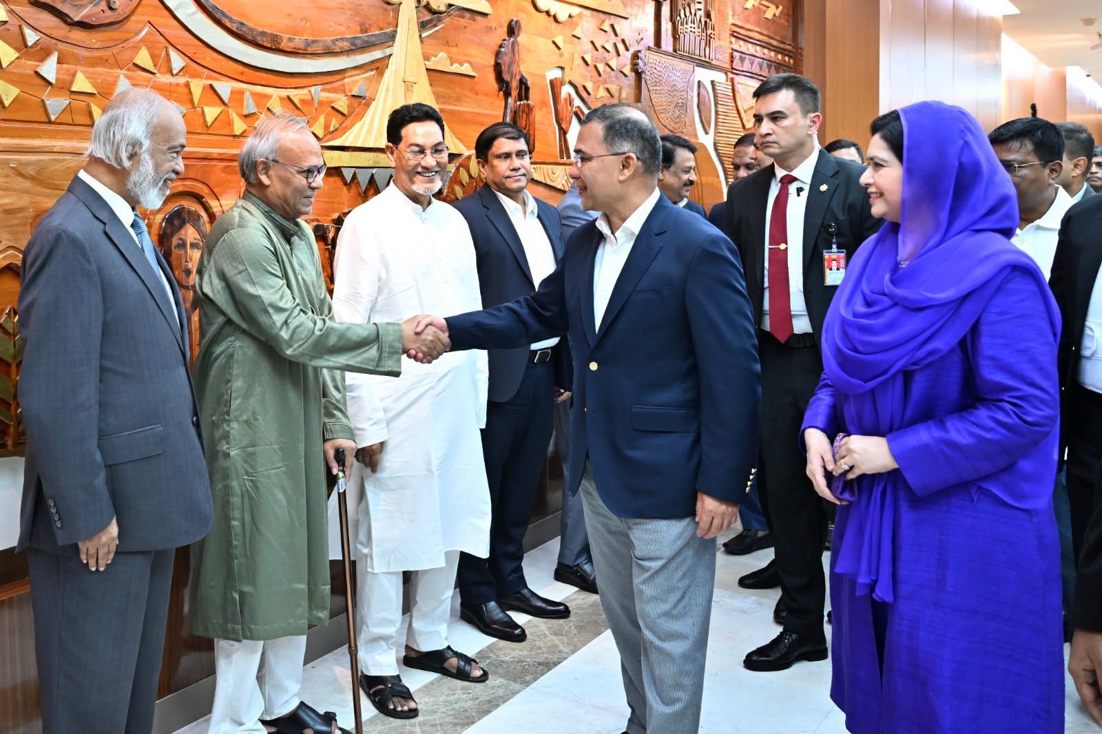 নিউইয়র্ক যাত্রার আগে দলীয় নেতাকর্মীদের সঙ্গে প্রধানমন্ত্রী তারেক রহমানের কুশল বিনিময়। ছবি: পিএমও