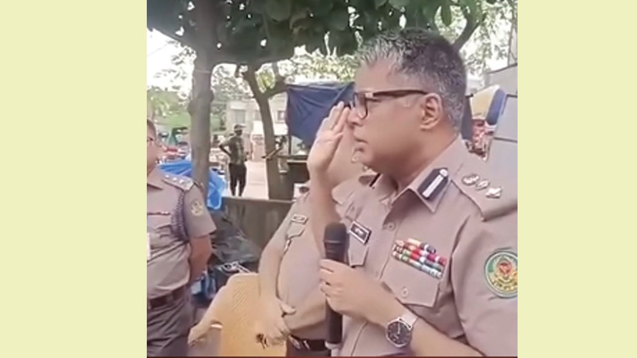 ‘তথ্য ফাঁস হলে ইন্সপেক্টরকে গাছে ঝুলিয়ে পেটাবো’