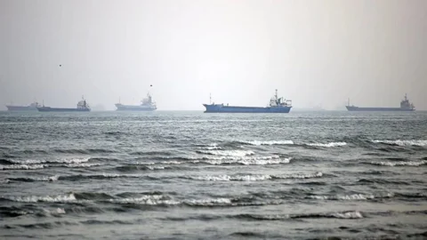 কাতার উপকূলে তেল ট্যাংকারে একাধিক ক্ষেপণাস্ত্র হামলা