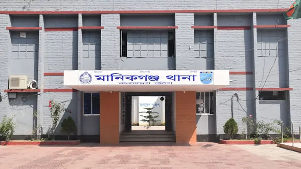 ব্যবসায়ীকে কুপিয়ে স্বর্ণ-টাকা ছিনতাই, ফাঁকা গুলি