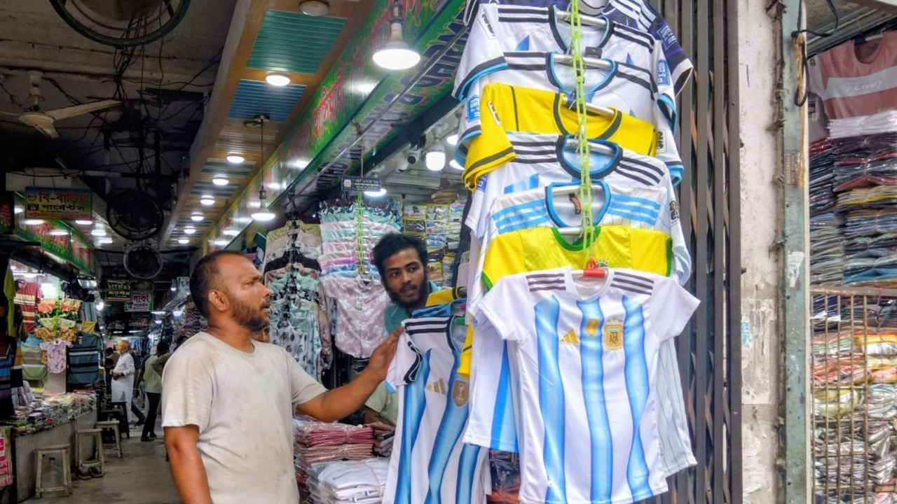 বিশ্বকাপের রঙে রঙিন পুরান ঢাকা