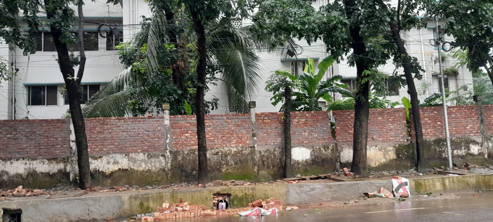 ঝুঁকিপূর্ণ দেয়ালে জোড়াতালি দিয়ে ১ কোটি ৩৩ লাখ টাকার বিল!   