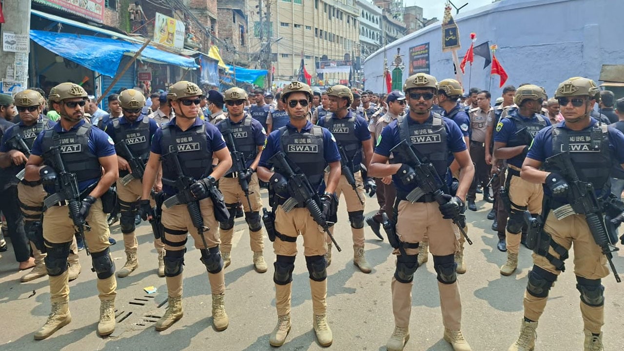 তাজিয়া মিছিলের নিরাপত্তায় সোয়াট সদস্যদের সতর্ক অবস্থান