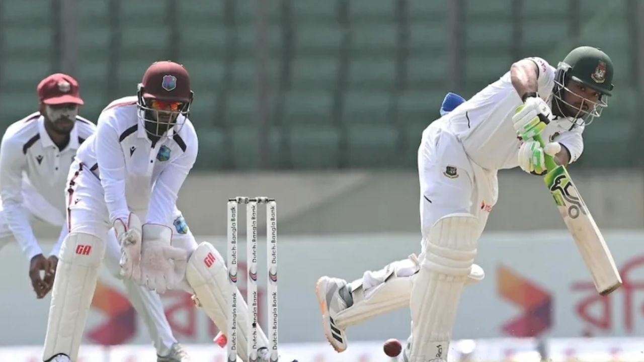 টানা তৃতীয় দিন আলোকস্বল্পতায় আগেই খেলা শেষ