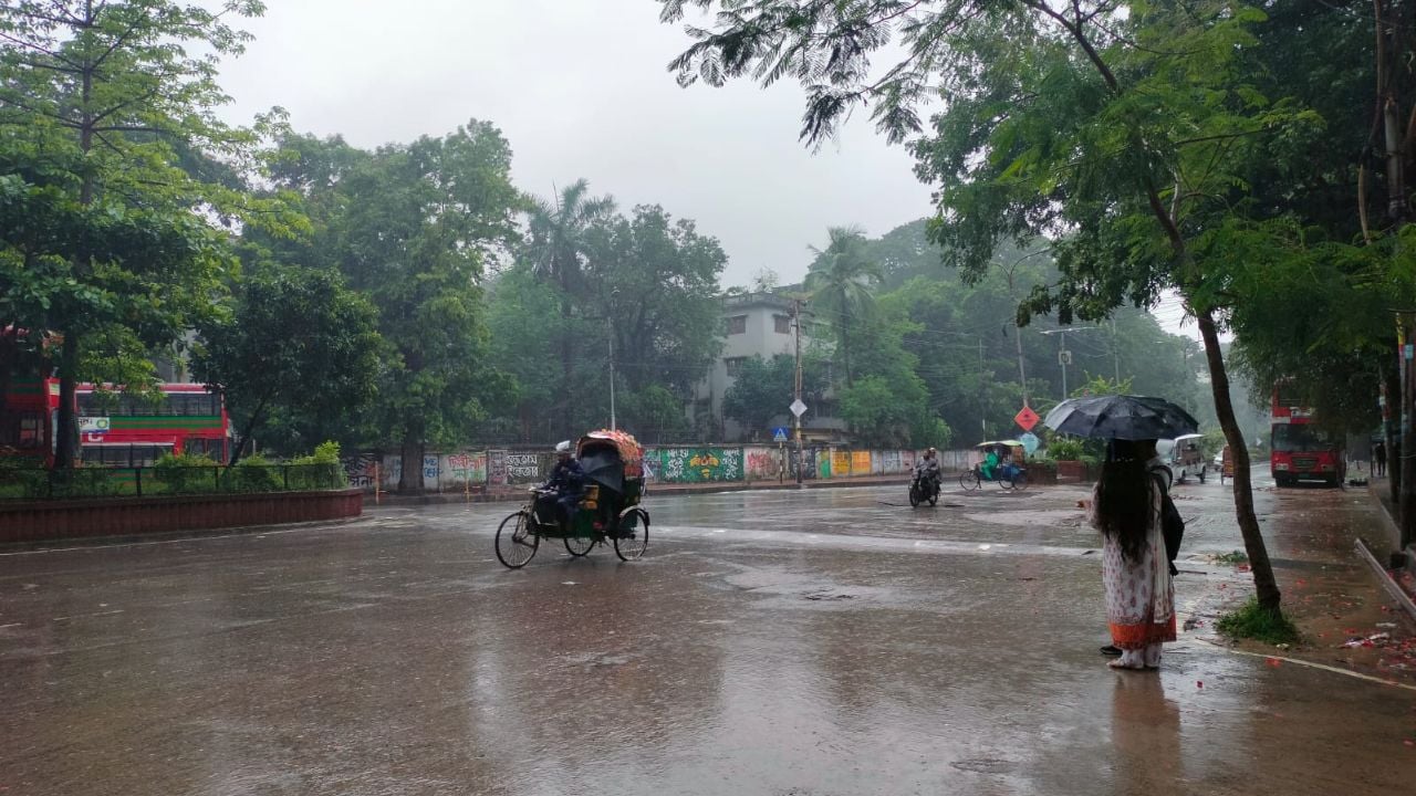 গুঁড়ি গুঁড়ি বৃষ্টিতে সকাল শুরু, কেমন যাবে সারাদিন