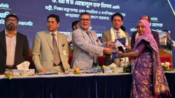 ‘ভাইস-চ্যান্সেলর অ্যাওয়ার্ড’ পেলেন মানিকগঞ্জের আনিছা লাবনী
