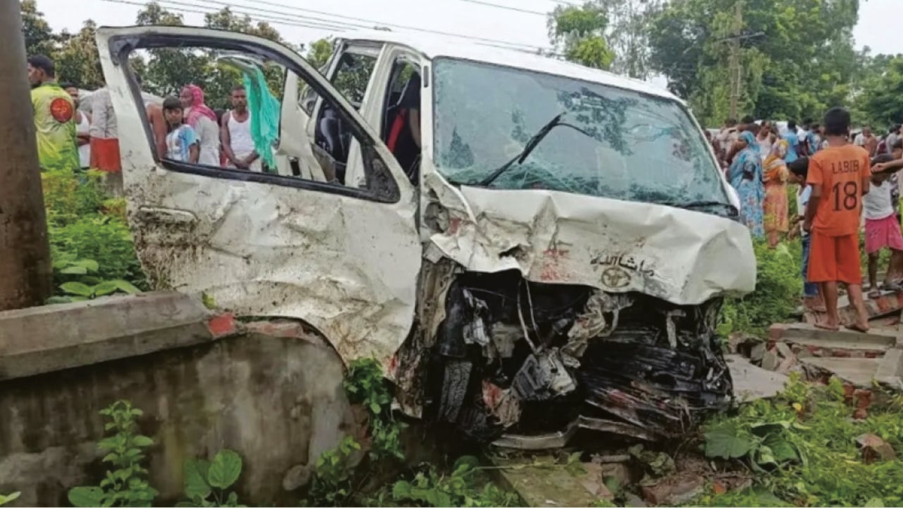 বর-কনে নিয়ে খাদে মাইক্রোবাস, নিহত ২