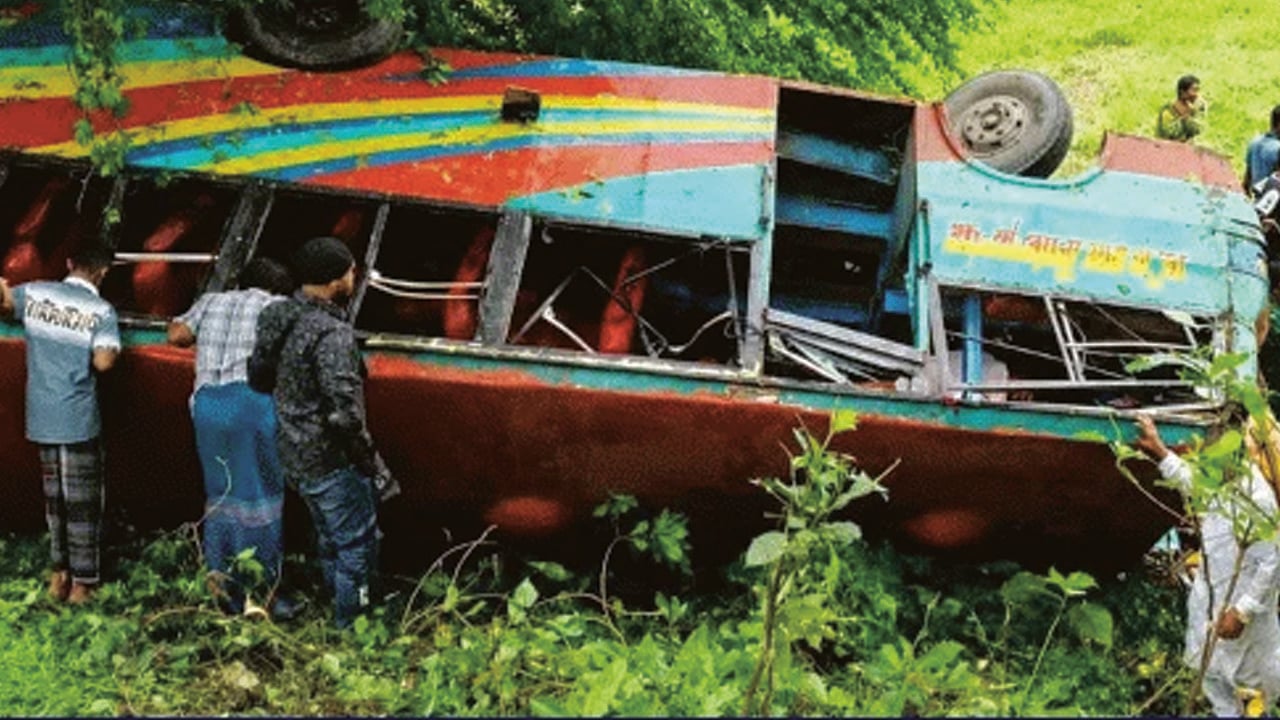 গাইবান্ধায় নিয়ন্ত্রণ হারিয়ে বাস খাদে, নারীর মৃত্যু