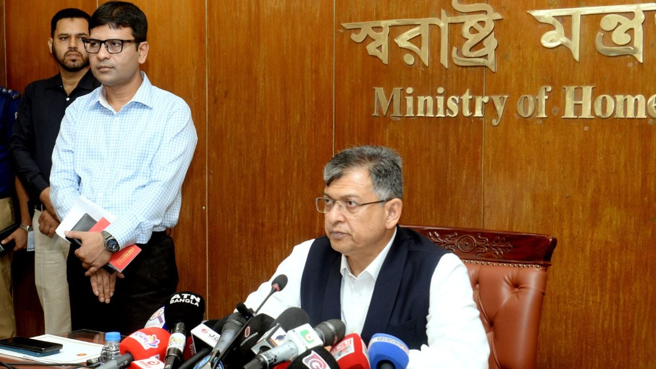 জনবান্ধব পুলিশ গঠনে পুরস্কার ও তিরস্কারের নীতি অব্যাহত থাকবে স্বরাষ্ট্রমন্ত্রী (1)