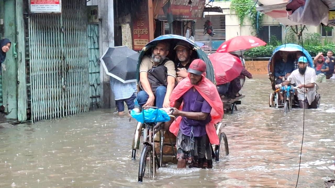 বৃষ্টিতে রিকশায় গুনতে হচ্ছে বাড়তি ভাড়া