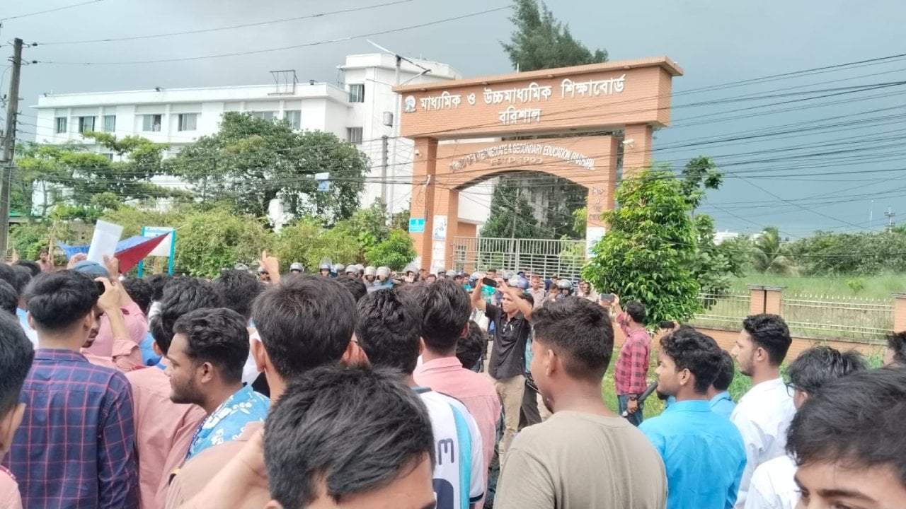 বরিশালে ‘মার্চ টু শিক্ষা বোর্ড’ আন্দোলন, সড়ক অবরোধে যানচলাচল বন্ধ