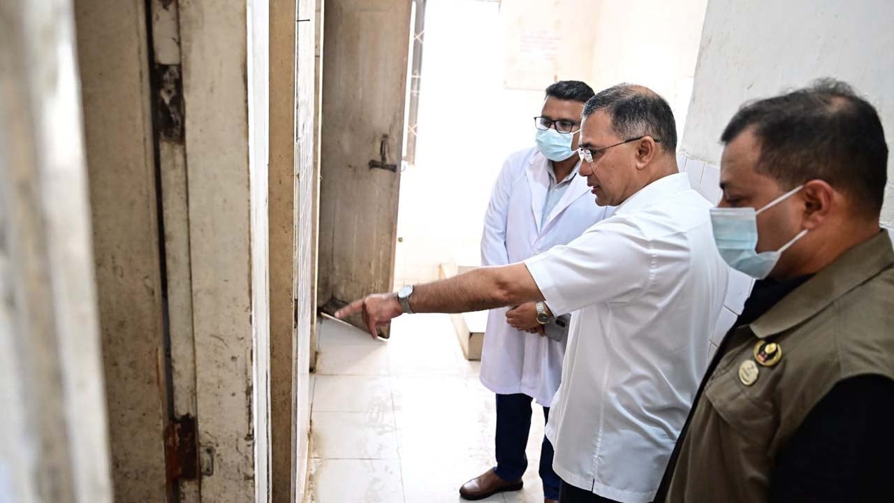 উত্তরায় কুয়েত-বাংলাদেশ মৈত্রী সরকারি হাসপাতালে অপরিচ্ছন্ন টয়লেট দেখে অসন্তোষ প্রকাশ করেন প্রধানমন্ত্রী। ছবি: পিএমও