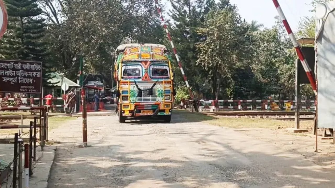 বুধবার হিলি স্থলবন্দরে আমদানি-রফতানি বন্ধ