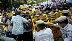 দিল্লি বিক্ষোভে যৌন হেনস্তার শিকার নারী সাংবাদিক, পুলিশের বিরুদ্ধে অভিযোগ