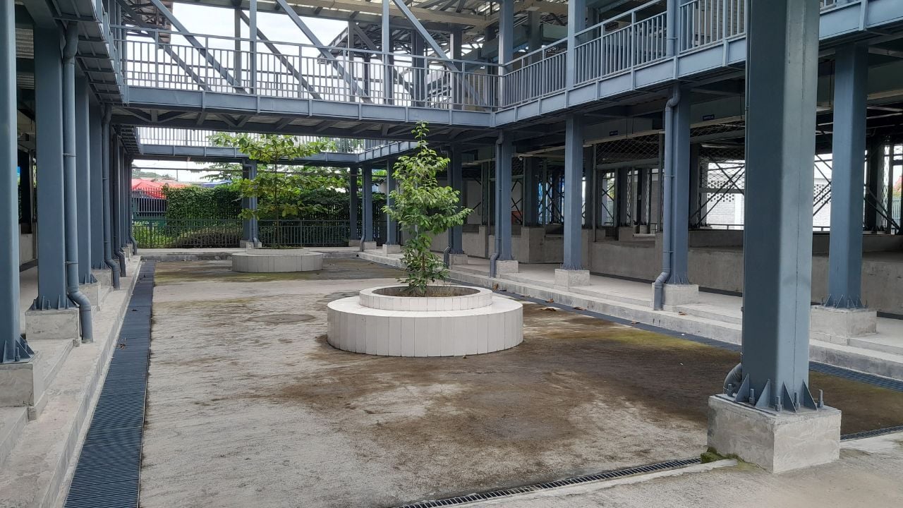 স্টিল স্ট্রাকচারে নির্মিত দোতলা বাজার