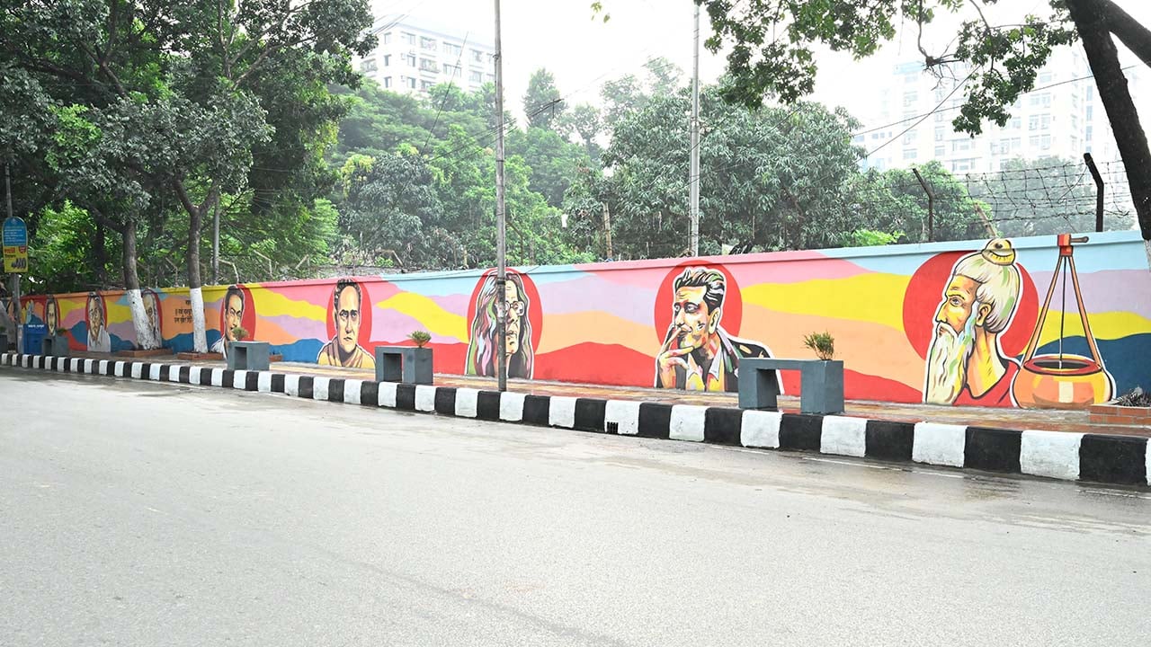 রাজধানীর সেগুনবাগিচার ফুটপাত দখলমুক্ত করার পর নতুন রূপে সাজানো হয়েছে। ছবি: ডিএসসিসি