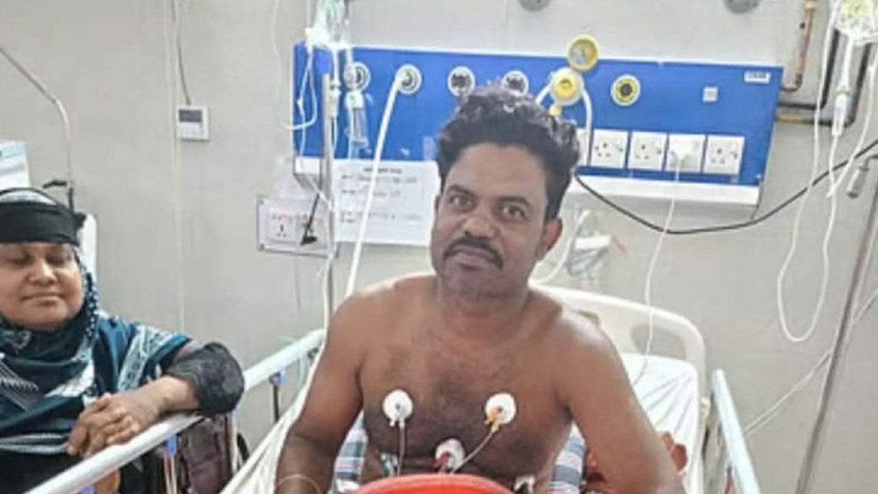সাপের ছোবলে হাসপাতালে চিকিৎসা নিচ্ছেন সাপুড়ে