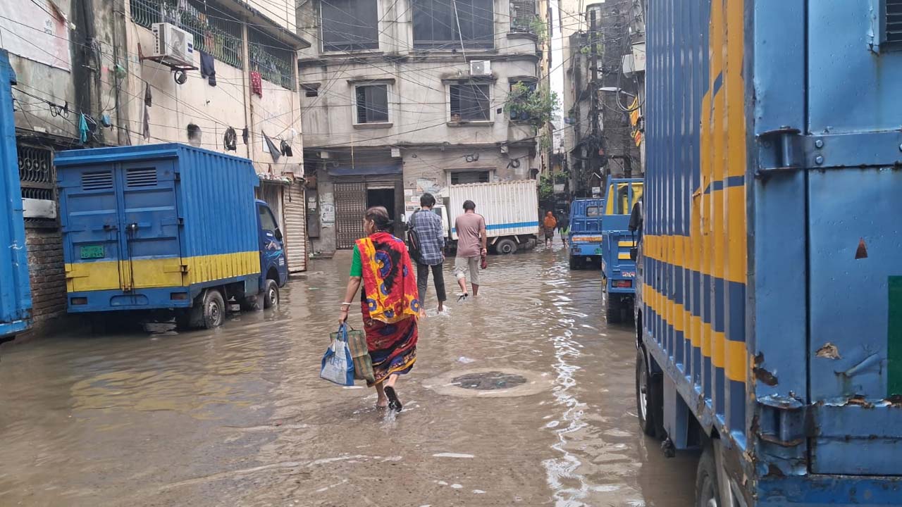 পুরান ঢাকার কাগজীটোলা এলাকায় নোংরা পানির মধ্যে হেঁটে যাচ্ছেন পথচারীরা। ছবি: সিজেডএন টোয়েন্টিফোর