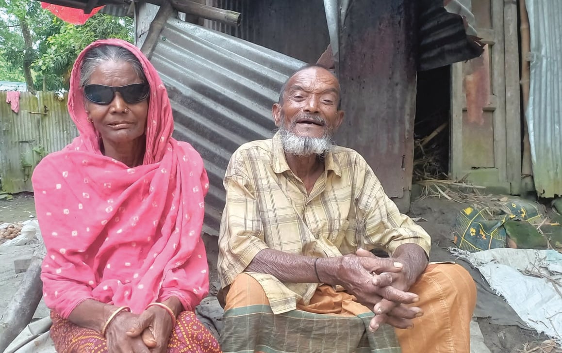 স্ত্রীর সঙ্গে আজিজুল হক। ছবি সিজেডএন টোয়েন্টিফোর