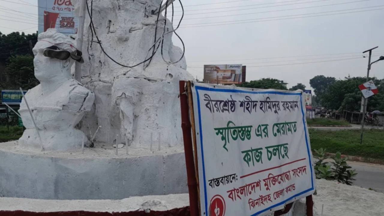 বীরশ্রেষ্ঠ হামিদুর রহমানের ভাস্কর্যে জুতার মালা