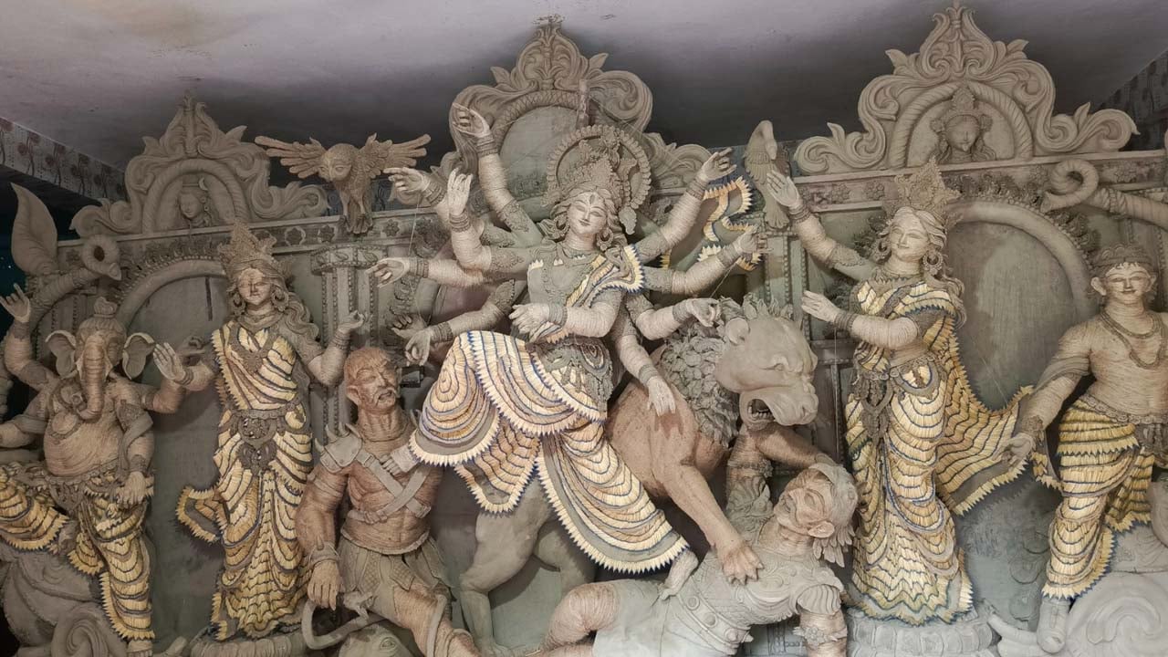 সাতক্ষীরার ব্রহ্মরাজপুরে দেড় লাখ দিয়াশলাই কাঠির তৈরি প্রতিমা। ছবি: সিজেডএন টোয়েন্টিফোর