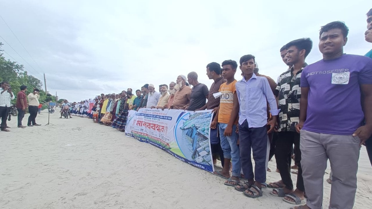 চিলমারীতে নদীভাঙন রোধে স্থায়ী সিসি ব্লক বাঁধের দাবিতে মানববন্ধন