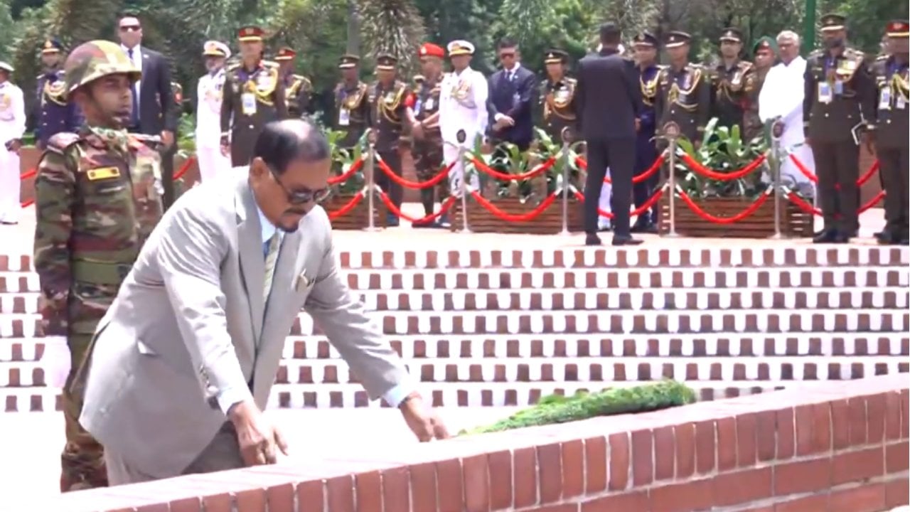 জাতীয় স্মৃতিসৌধে ভারপ্রাপ্ত রাষ্ট্রপতির শ্রদ্ধা