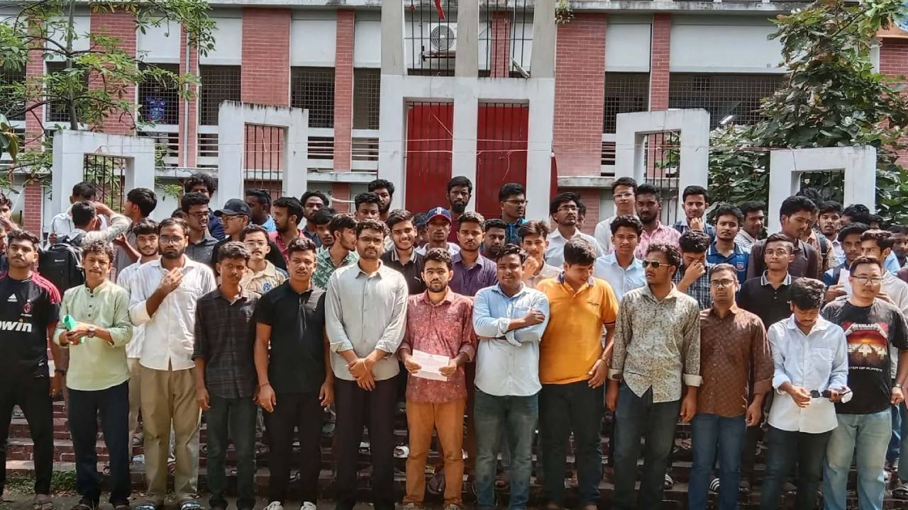 দ্রুত পরীক্ষা নেওয়াসহ ৭ দফা দাবি ঢাকা সেন্ট্রাল ইউনিভার্সিটির শিক্ষার্থীদের