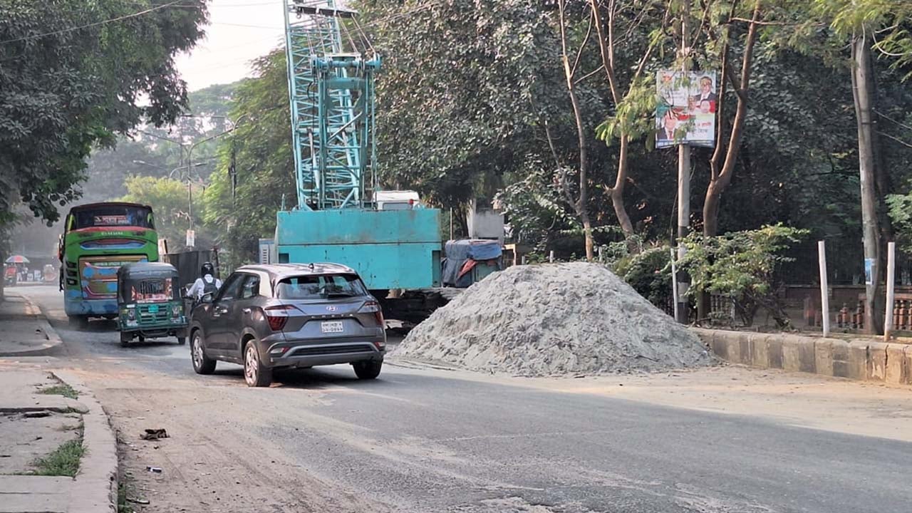 সড়কের মাঝখানে বালিসহ বিভিন্ন নির্মাণসামগ্রী রাখা হয়েছে। ছবি: সিজেডএন টোয়েন্টিফোর