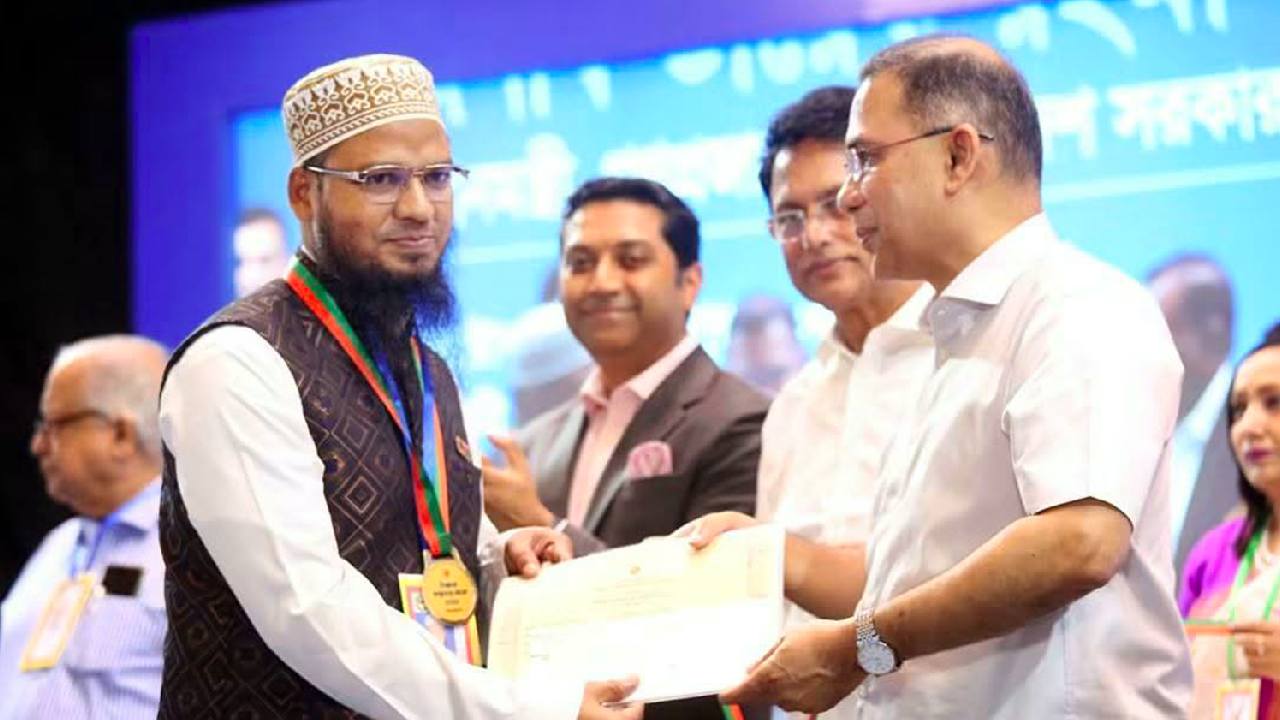 জাতীয় পর্যায়ে ‘শ্রেষ্ঠ গুণী শিক্ষক’ সম্মাননা পেলেন পাবনার ইমরান হুসাইন