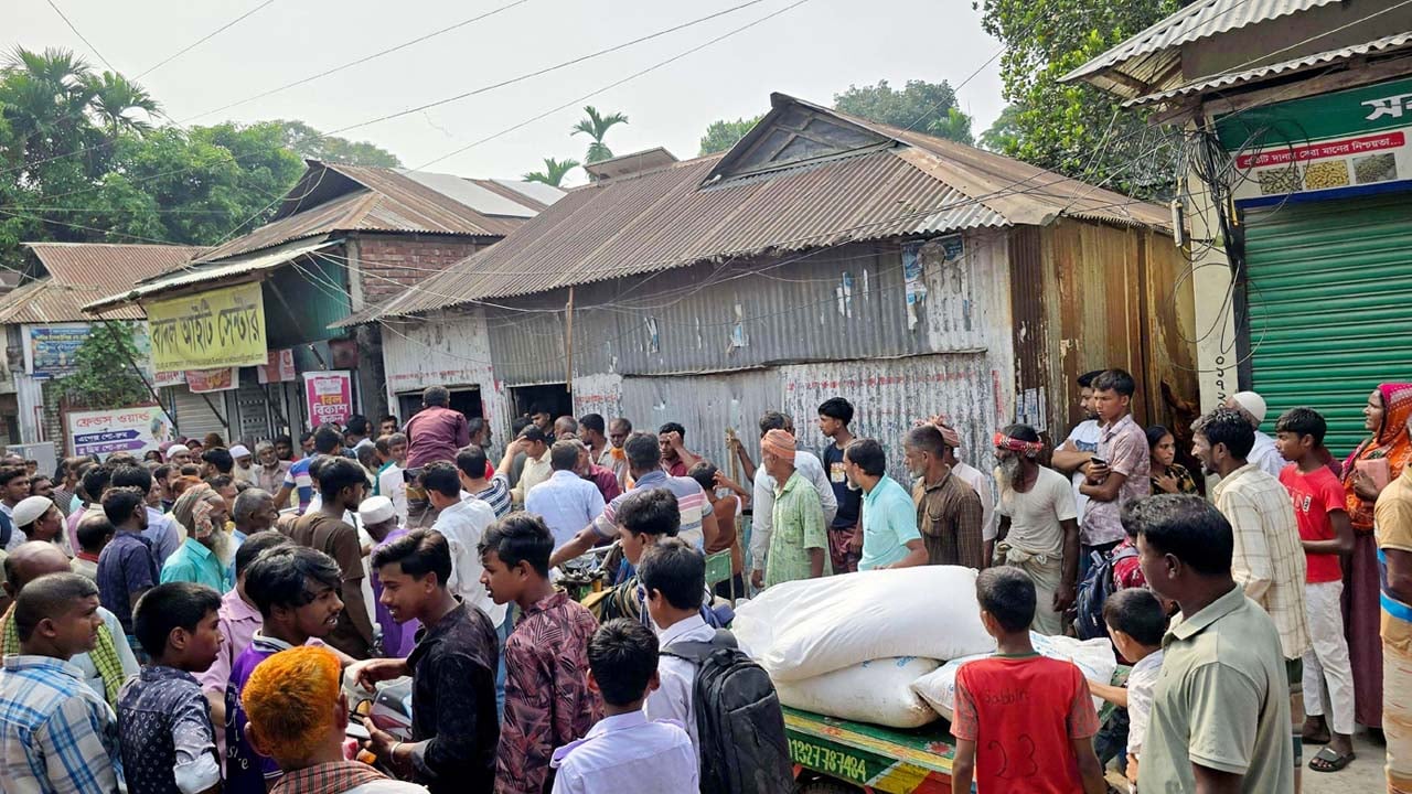 গুদামে ঢুকে সার নিয়ে গেলেন কৃষকেরা, ডিলার বললেন, ‘আওয়ামী লীগের ইন্ধন’