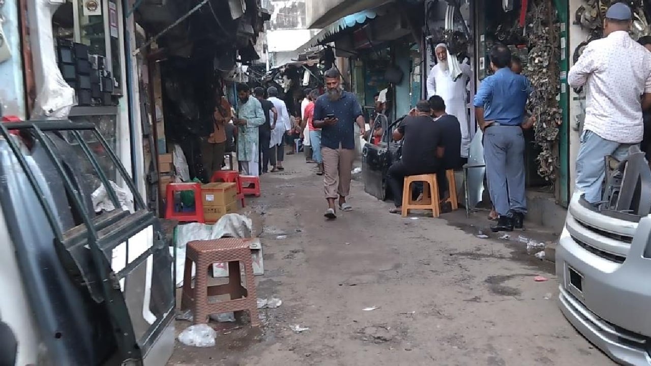 নাট-বল্টু থেকে ইঞ্জিন সবই মিলবে ধোলাইখালে