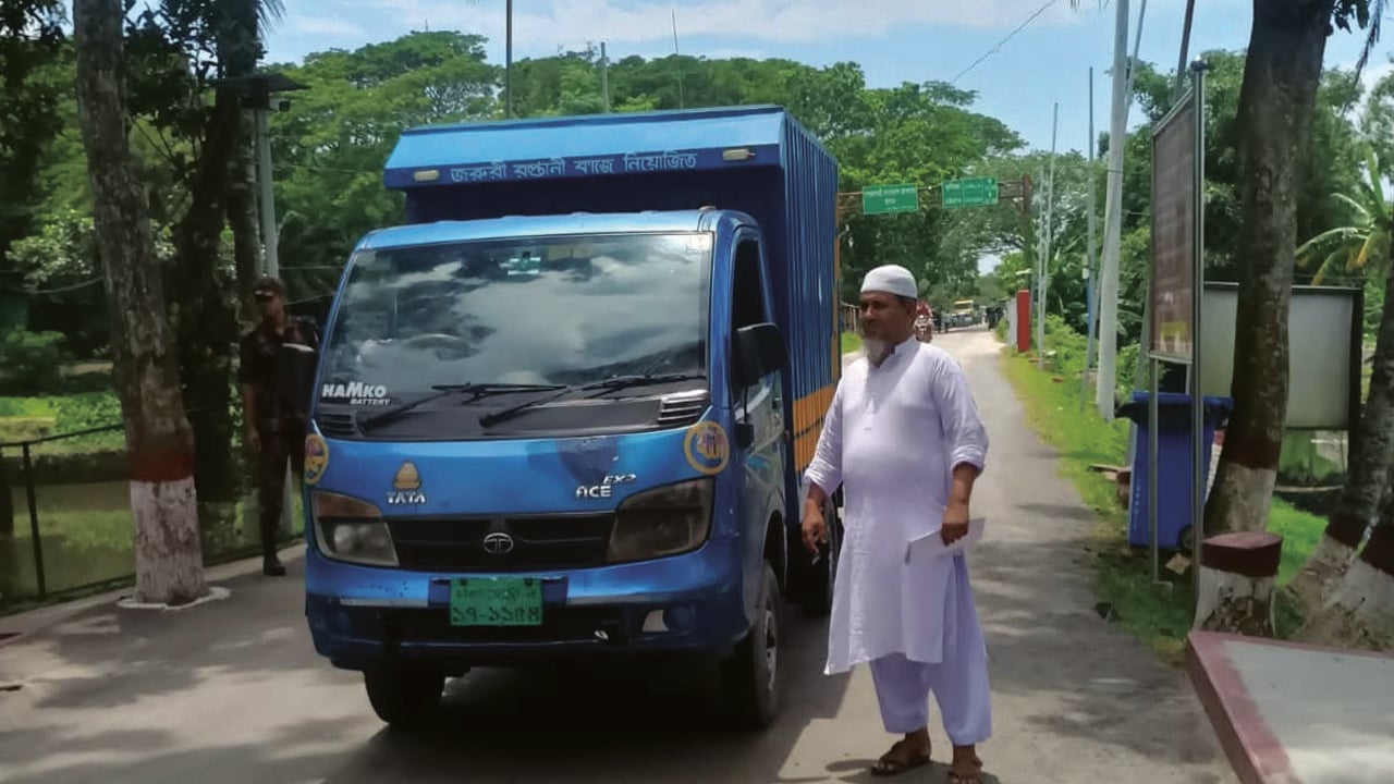 ত্রিপুরার মুখ্যমন্ত্রীর জন্য ৬০০ কেজি আম উপহার পাঠালো সরকার