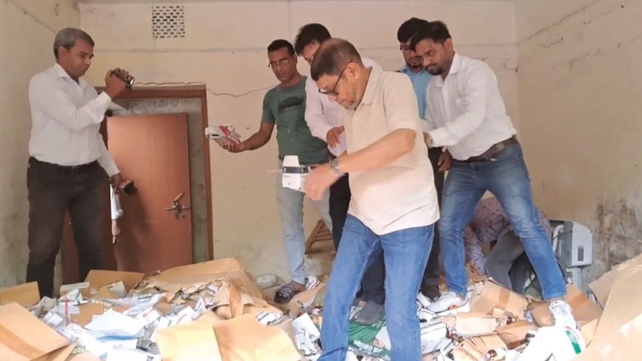 বাথরুমে সরকারি ওষুধ দেখে ক্ষুব্ধ স্বাস্থ্যমন্ত্রী