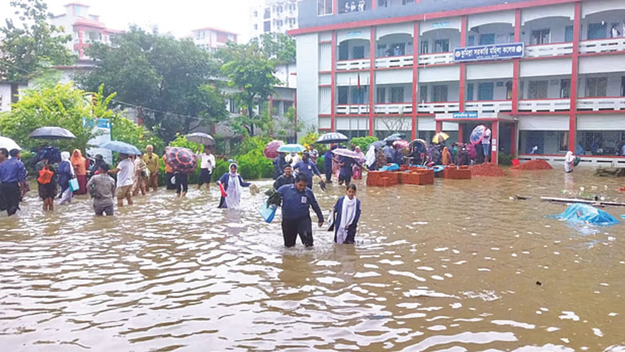 জলাবদ্ধতায় এইচএসসি পরীক্ষা, কুমিল্লা মহিলা কলেজের ৭ শিক্ষক বদলি