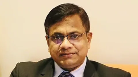 ফুটবল খেলতে গিয়ে হঠাৎ অসুস্থ, ফেরা হলো না উপসচিবের