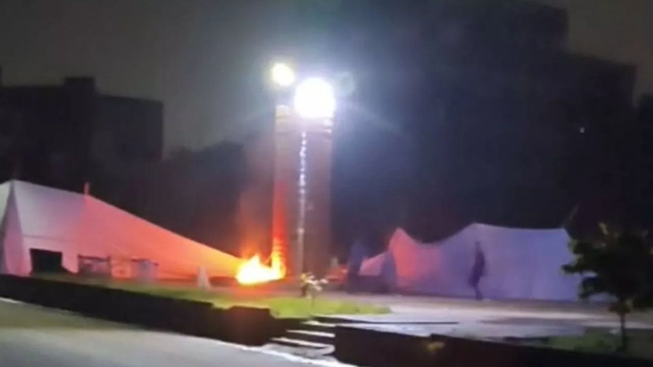 নারায়ণগঞ্জে জুলাই স্মৃতিস্তম্ভে গভীর রাতে অগ্নিসংযোগ