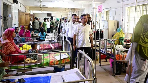 শিশু হাসপাতালে প্রধানমন্ত্রী, চিকিৎসককে ধূমপান করতে দেখে বরখাস্তের নির্দেশ